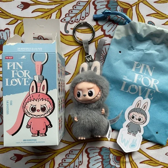 POP MART THE MONSTERS Labubu Pin for Love - Vinyl Plush Pendant “W” - Picture 4 of 4